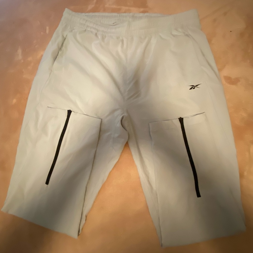 NWT Lt. Gray Reebok szXL Mens lightweight Joggers.  Zippered at bottom of legs.